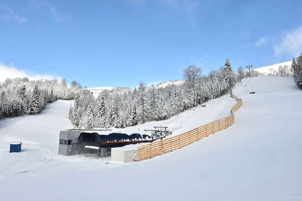 Kolašin 1600 Ski Resort is just 2.4 km further up the mountain from Kolašin 1450. 
